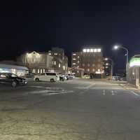 手前に温泉施設、ホテルは奥