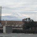 道の駅伊豆ゲートウェイ函南（静岡県函南）ー富士山の眺めー宝永火口が：富士山を仰ぐ伊豆半島の玄関口にある