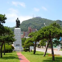 函館山を背景に