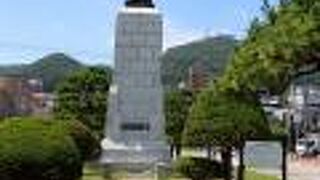 函館護国神社に向かう広い通りの中央分離帯に建っています