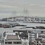 横浜港・ベイブリッジを見渡せます。