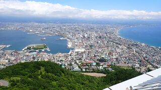 昼間も夜も景色の素敵な場所です