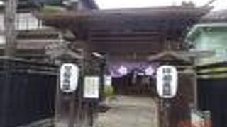 洋風の建物が多い地域で、純和風の家屋