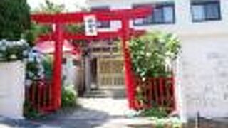 入り口に何故か朱色の鳥居があるお寺