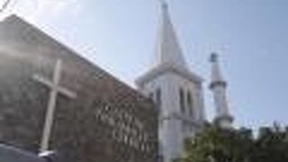 お寺と教会の距離が近い。