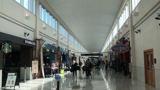 すっきりと綺麗な空港で帰りの便を待つ