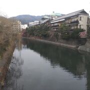 川沿いの石畳道、朝夕の散歩に最適