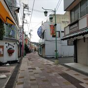 伊東駅から松川の近くまで、昔ながらの商店街が続く