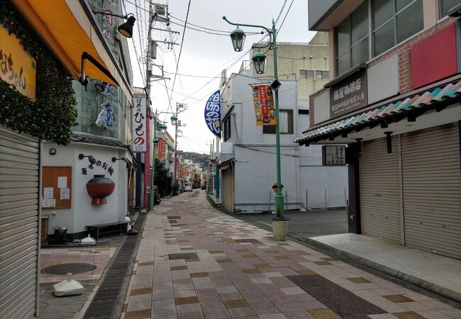 伊東駅から松川の近くまで、昔ながらの商店街が続く