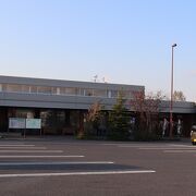 広々とした駐車場と綺麗な建物。