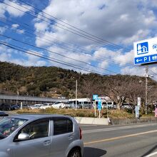 県道に面していますが近くに高速・館山道のICがあります