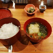 朝食の御飯と味噌汁です。