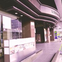 駅前の大通り沿いのアーケードに面して建つ。