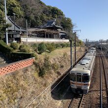 総門をくぐった後 東海道線をまたいで境内にはいります