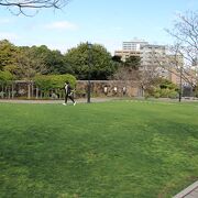 駅直結の公園