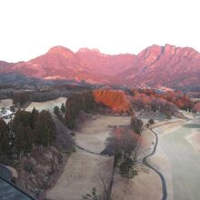 朝日に染まる妙義山、ホテルの窓から。