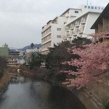 松川にかかる「いでゆ橋」からみた伊東園ホテル。