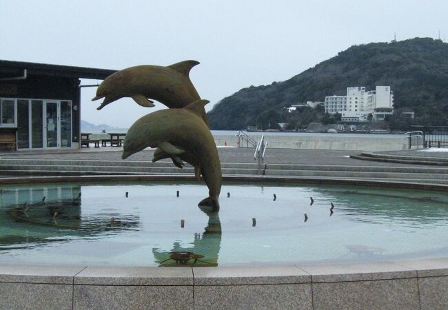 噴水や無料の足湯施設があります