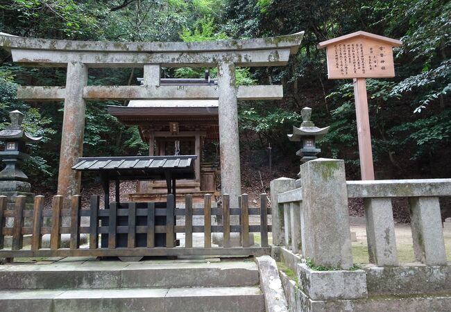 奥社へ向かう最初の神社