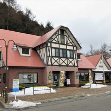 山小屋風の観光案内所