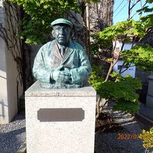 カールさんの像