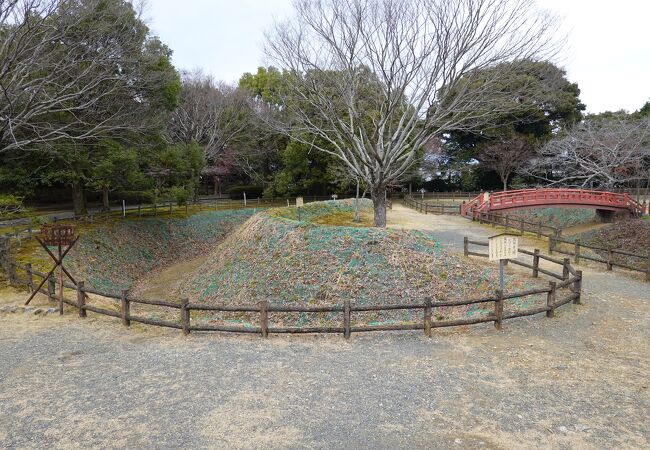 美しい三日月堀と圧巻の三重堀