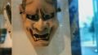 能面や能装束が展示されています