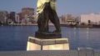 橋の上からだと背中しか見えないが・・