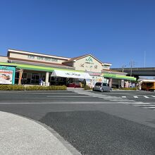 オリックスレンタカーの隣にあり、利用しやすいです。