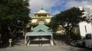 「明けない夜はない」という言葉が、門の近くに書かれていました。