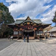 Shrine famous for sculptures and Water Fortune, crowded during Hatsumode and night festivals(in December)