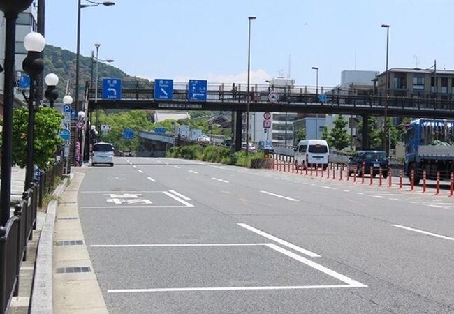 坂下、西寄りは普通の大通りですが上っていくと雰囲気が出てきます