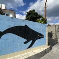 前の壁に鯨が描かれた、眺めが最高に良かったお宿、猫がたくさんいるぞ...（むとぅち／阿嘉島／沖縄）