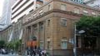 元々は銀行建築、現在は百貨店大丸の所有