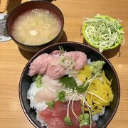 外国人で大賑わい新宿西口ひまわり寿司