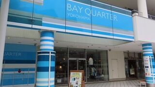 運河に面したショッピングゾーン