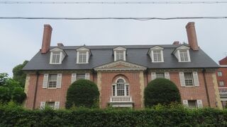 レンガ造りが多い構内です