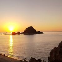 部屋でビールを飲みながら