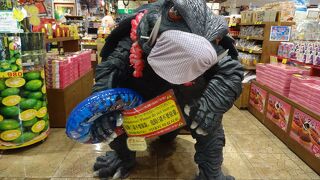 「おきなわ屋」と書かれた赤い看板が目立ちます。