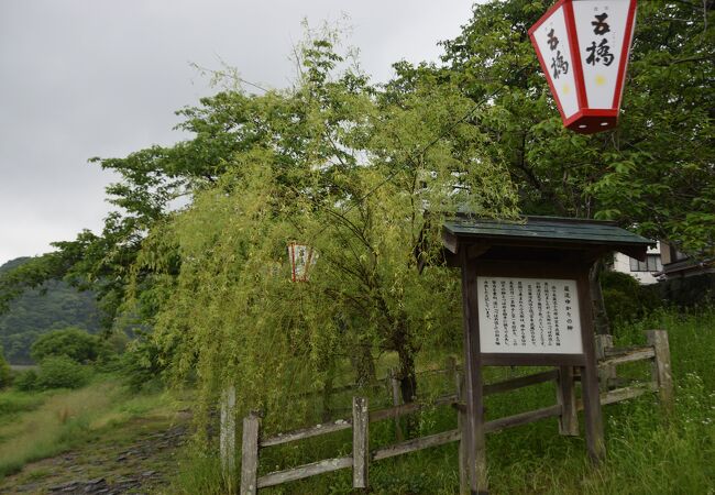 佐々木小次郎と宮本武蔵の戦いにちなむ柳