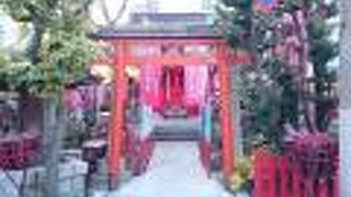 赤色の目立つ神社