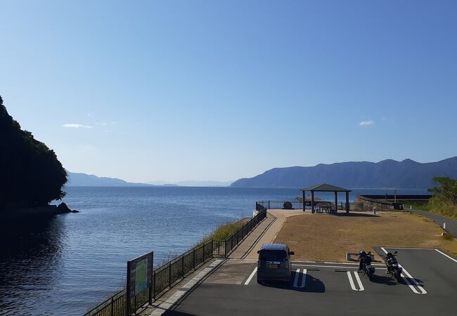 JR加治木駅より南東に１㎞強、徒歩15～20分程度のところに位置する錦江湾と桜島の景色を楽しむことができる公園
