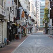 JR神田駅の東側、高架沿いの通り