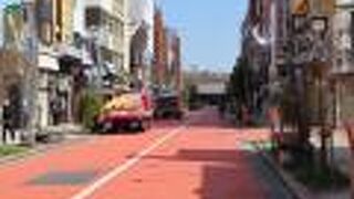 アスファルト舗装の色が違う