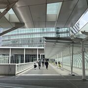 横浜駅東口とみなとみらい地区の間の帷子川に架かる人道橋