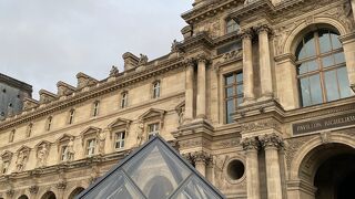 ルーヴル美術館の象徴！わかりやすい入り口