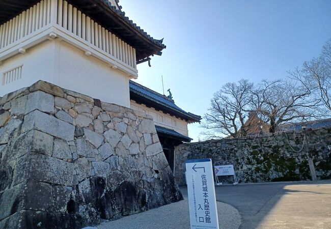 図書館、佐賀県立博物館、体育館などがあります。