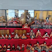 鍋島家の貴重な雛人形を見学できました。