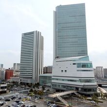 右側の横浜市役所にだいぶ負けてる感じがします