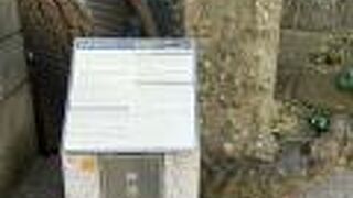 たくさんの猿が彫られています。